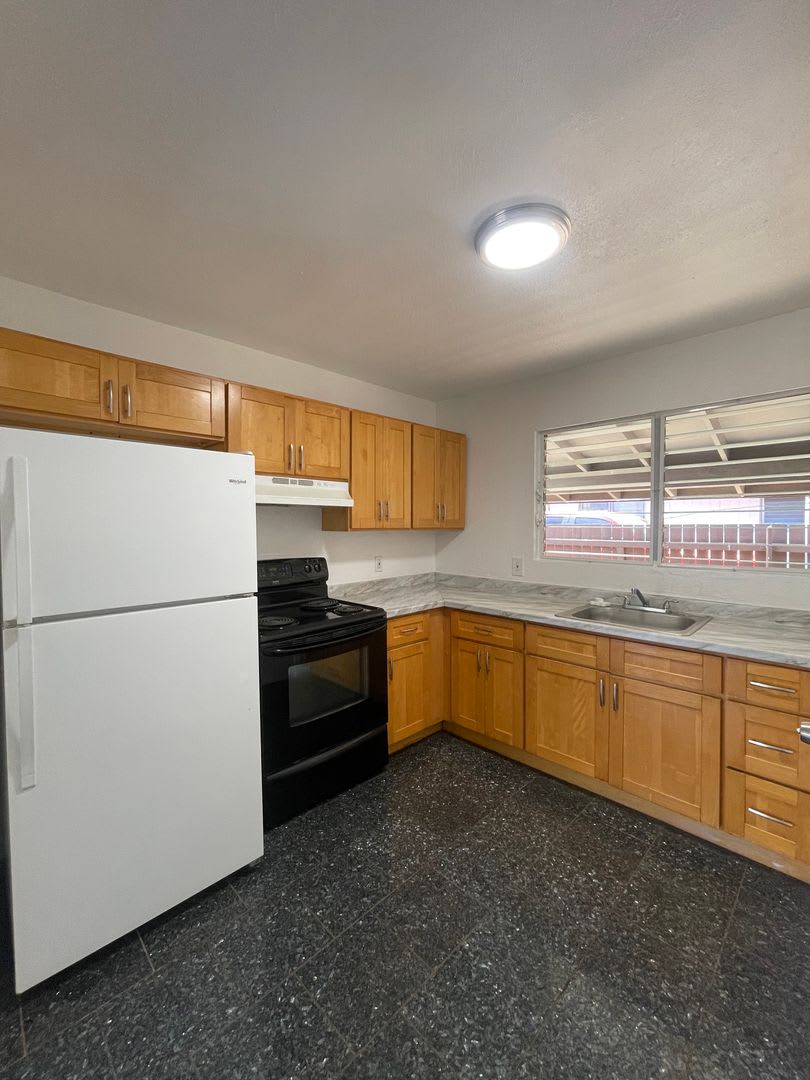 3 bedroom, 2 bath, 920 sq/ft, 1 parking – photo 2