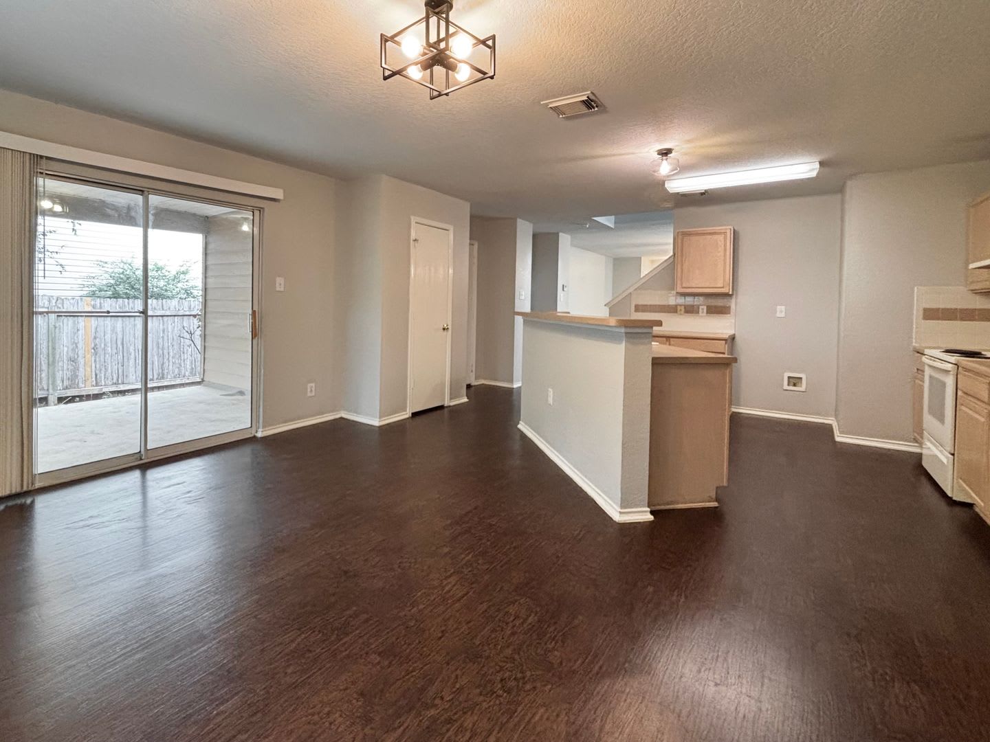 Beautiful 3 Bedroom Home with Loft – photo 4