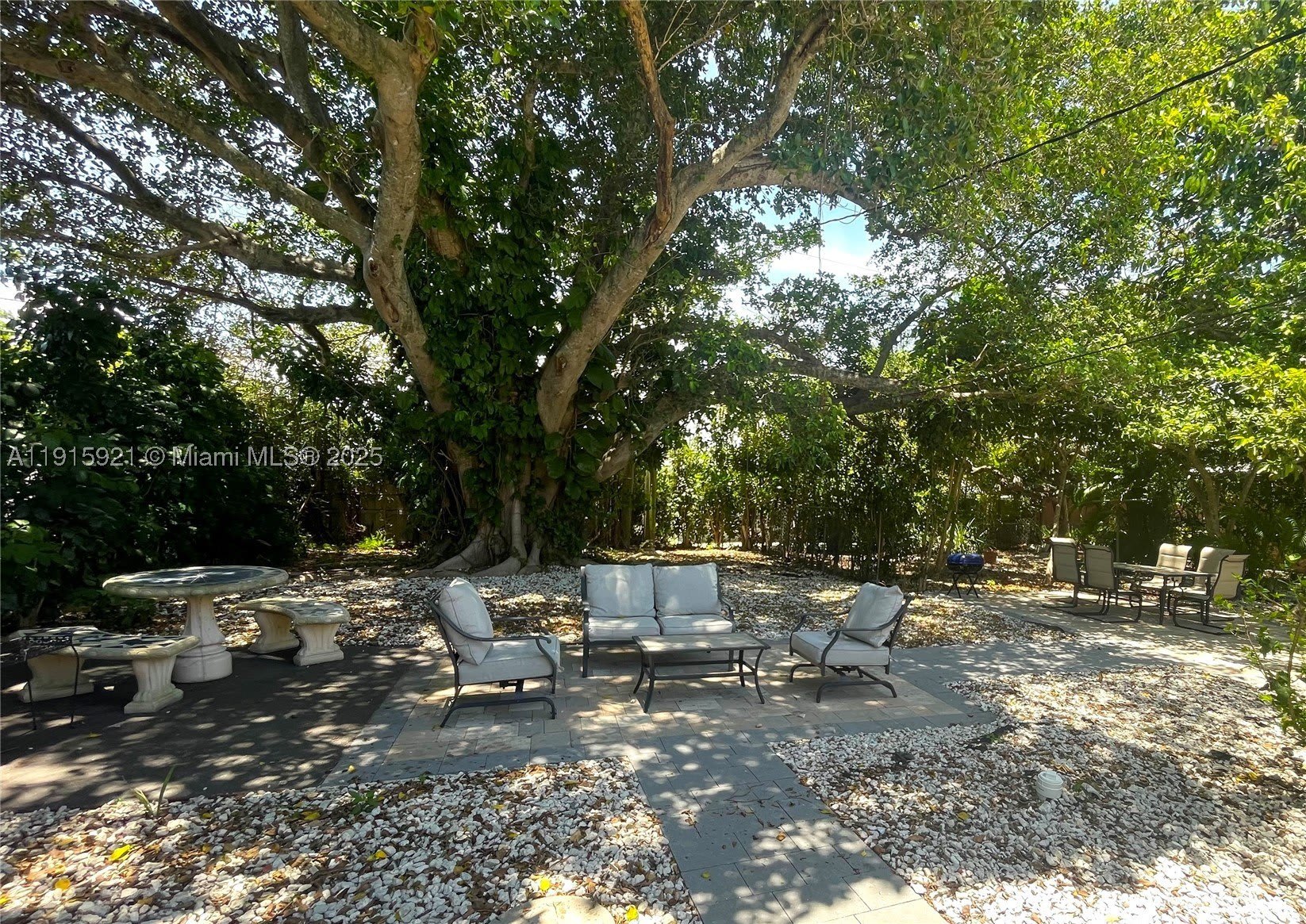 1211 NE 15th Ave – photo 1