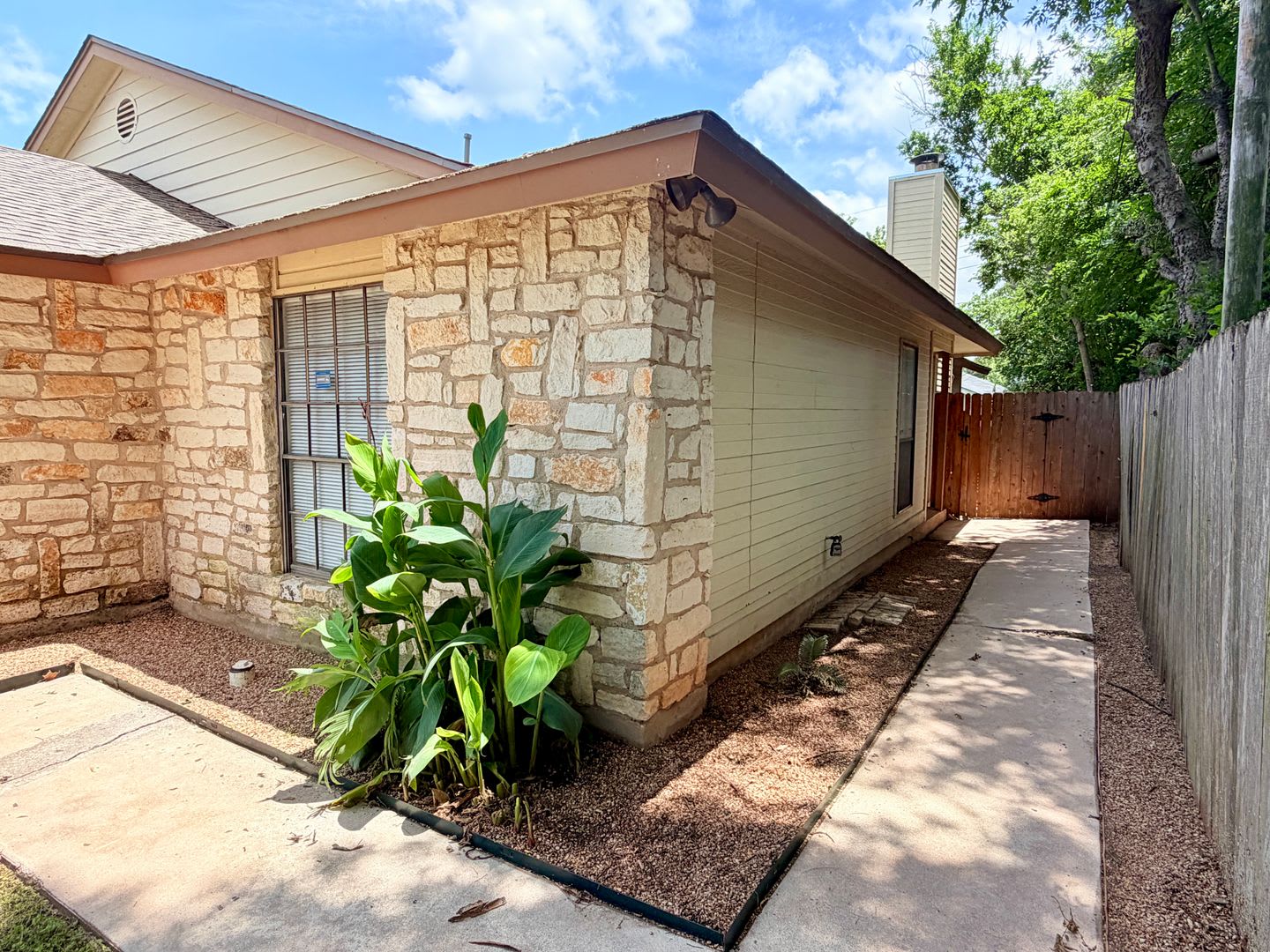 Great, well-maintained single-story duplex tucked away on a quiet cul-de-sac! – photo 2