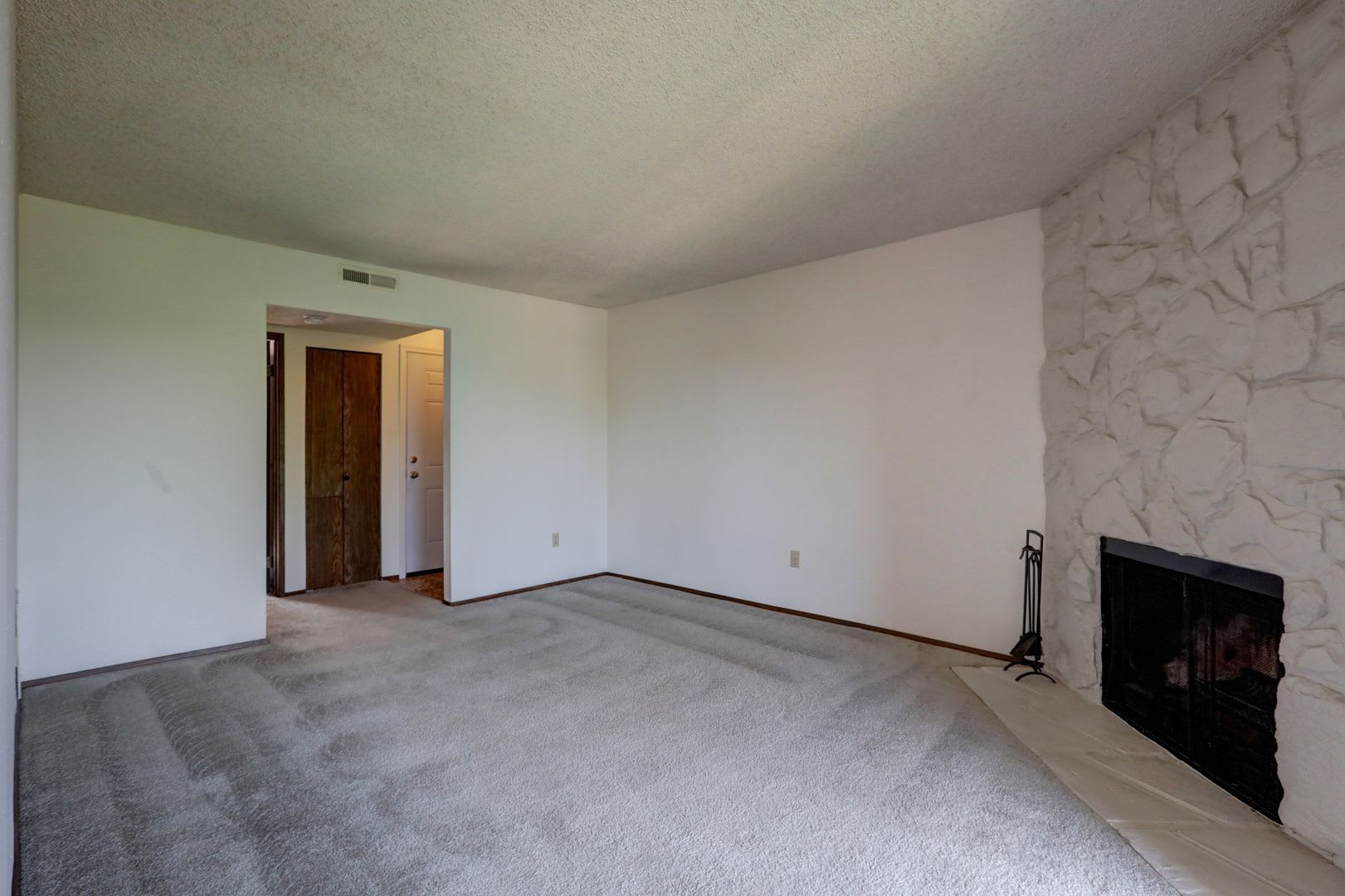Clean Top Floor 1BR 1BA Condo with Wood Burning Fireplace – photo 5