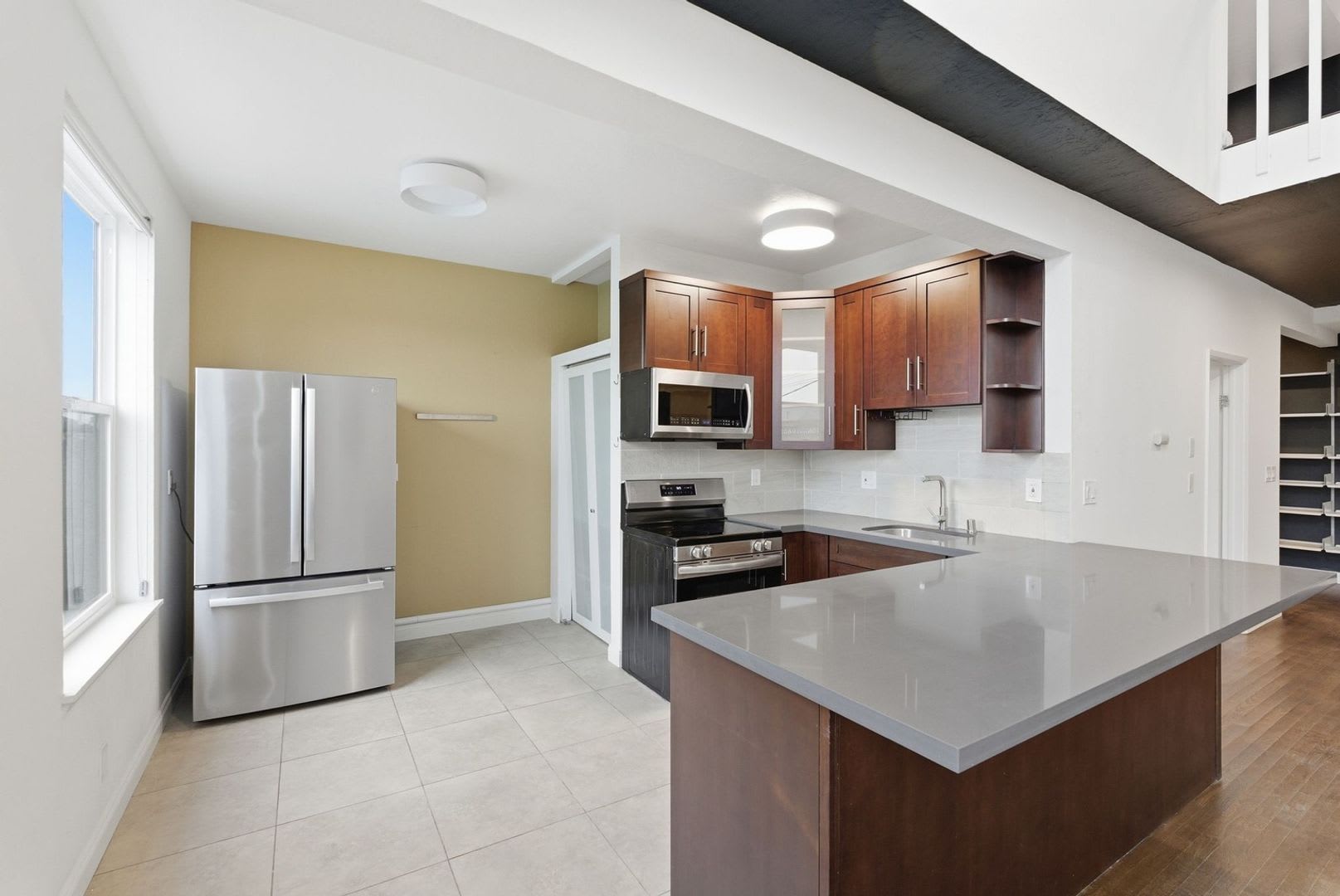 1 776 Sq Ft Live Work Loft Included Private Deck And Garage Ideal For Storage Studio Space Or Compact Vehicle Parking – photo 3