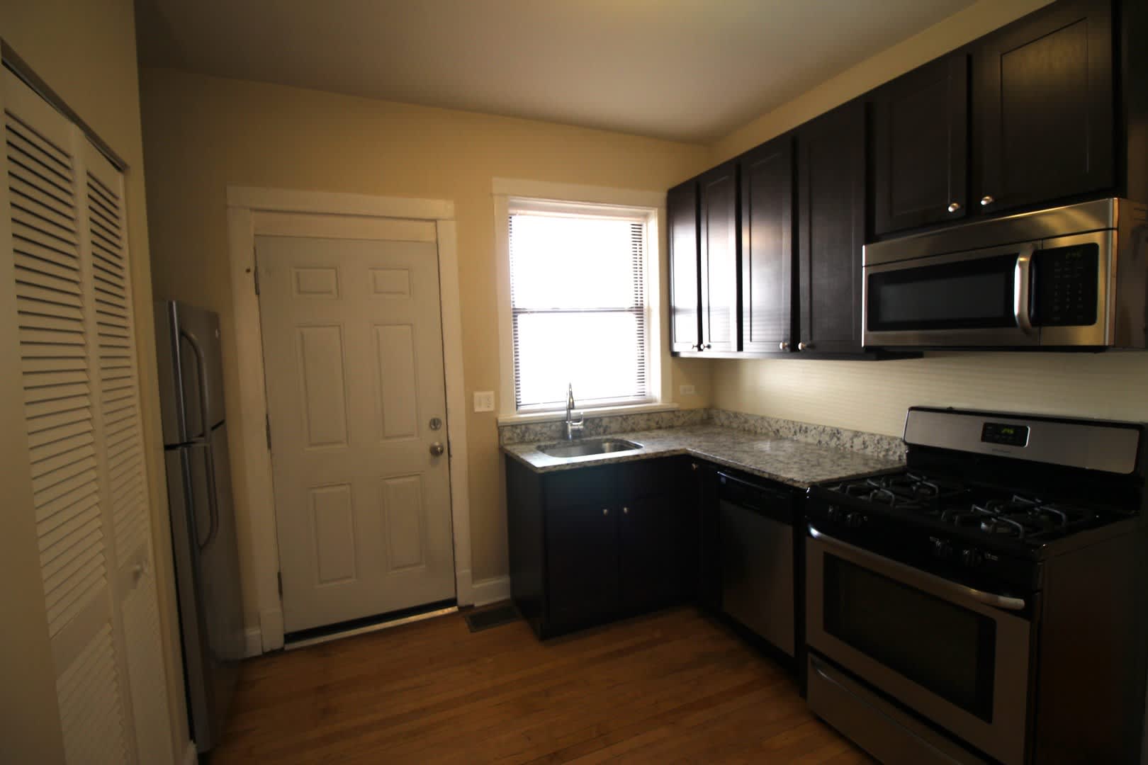 2410 W Winnemac Ave – photo 1