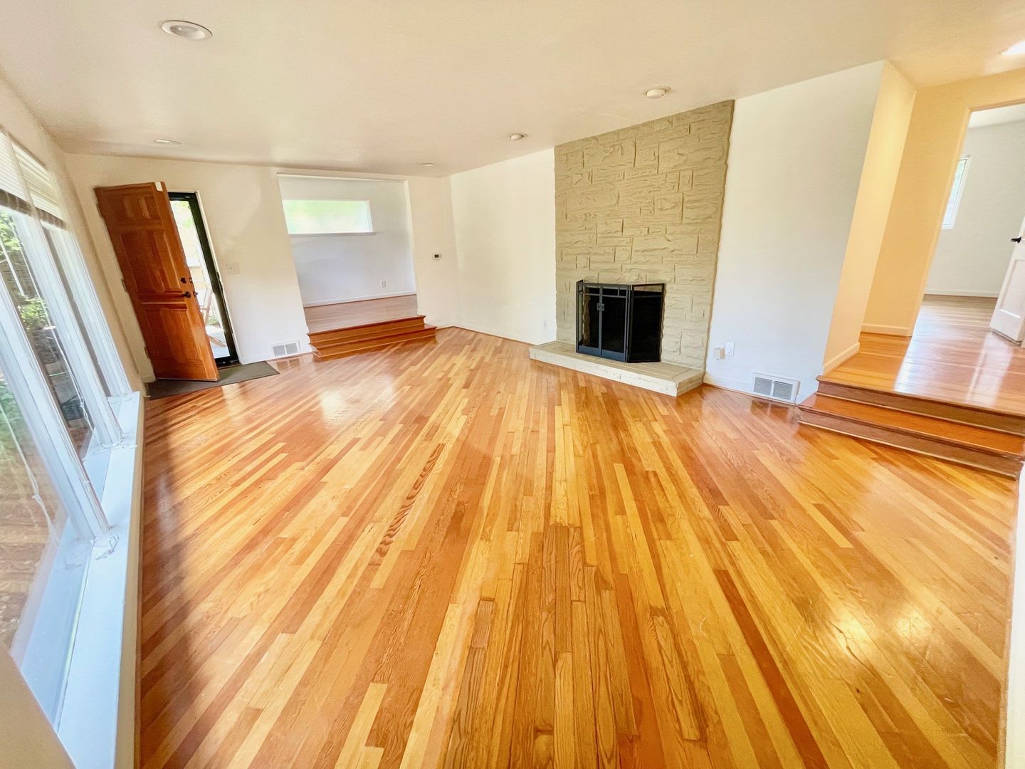 Charming Home On Quiet Street Great Location – photo 3
