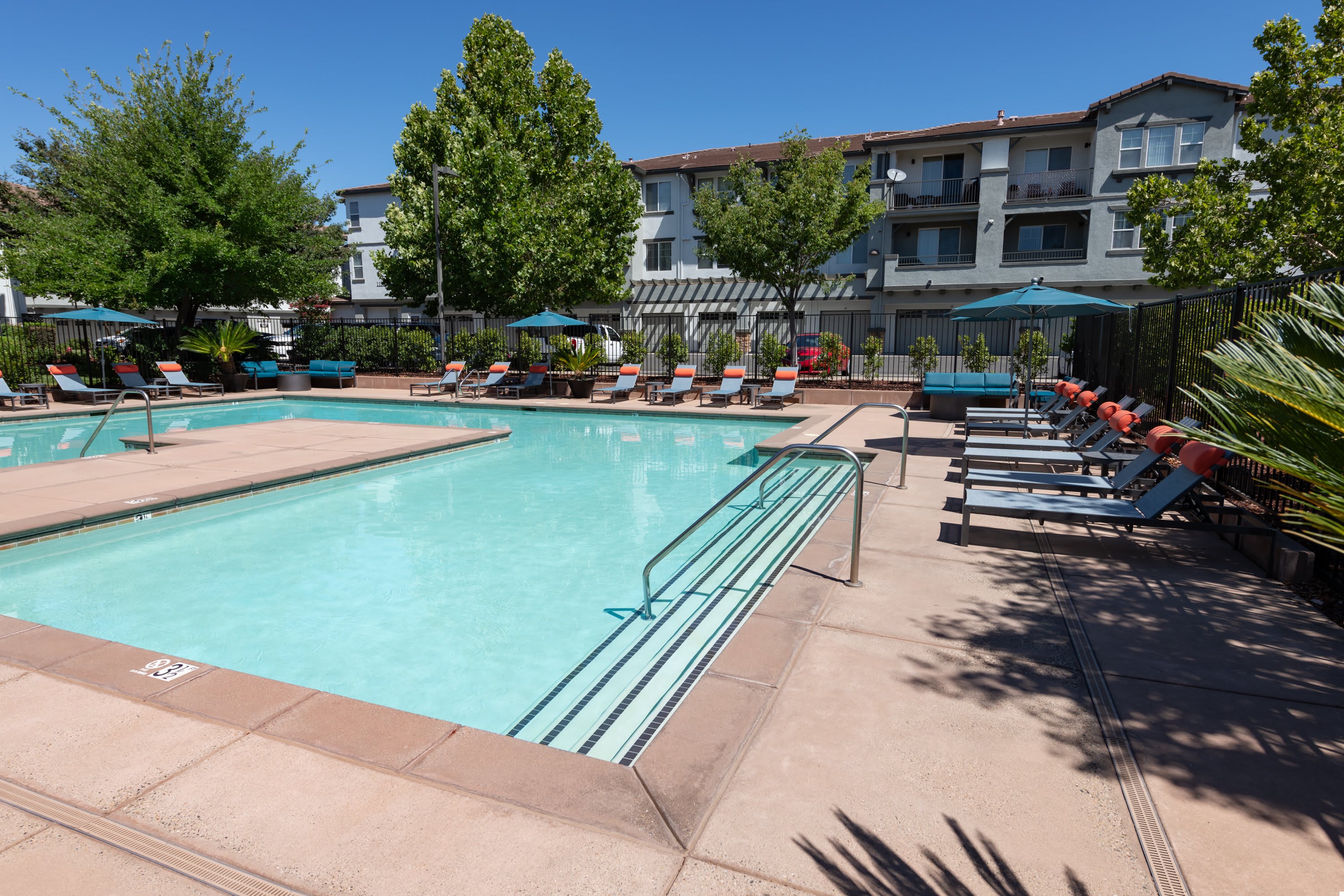Beautiful Bright Single Story Solar Home With Whitney Ranch Pool Access – photo 4