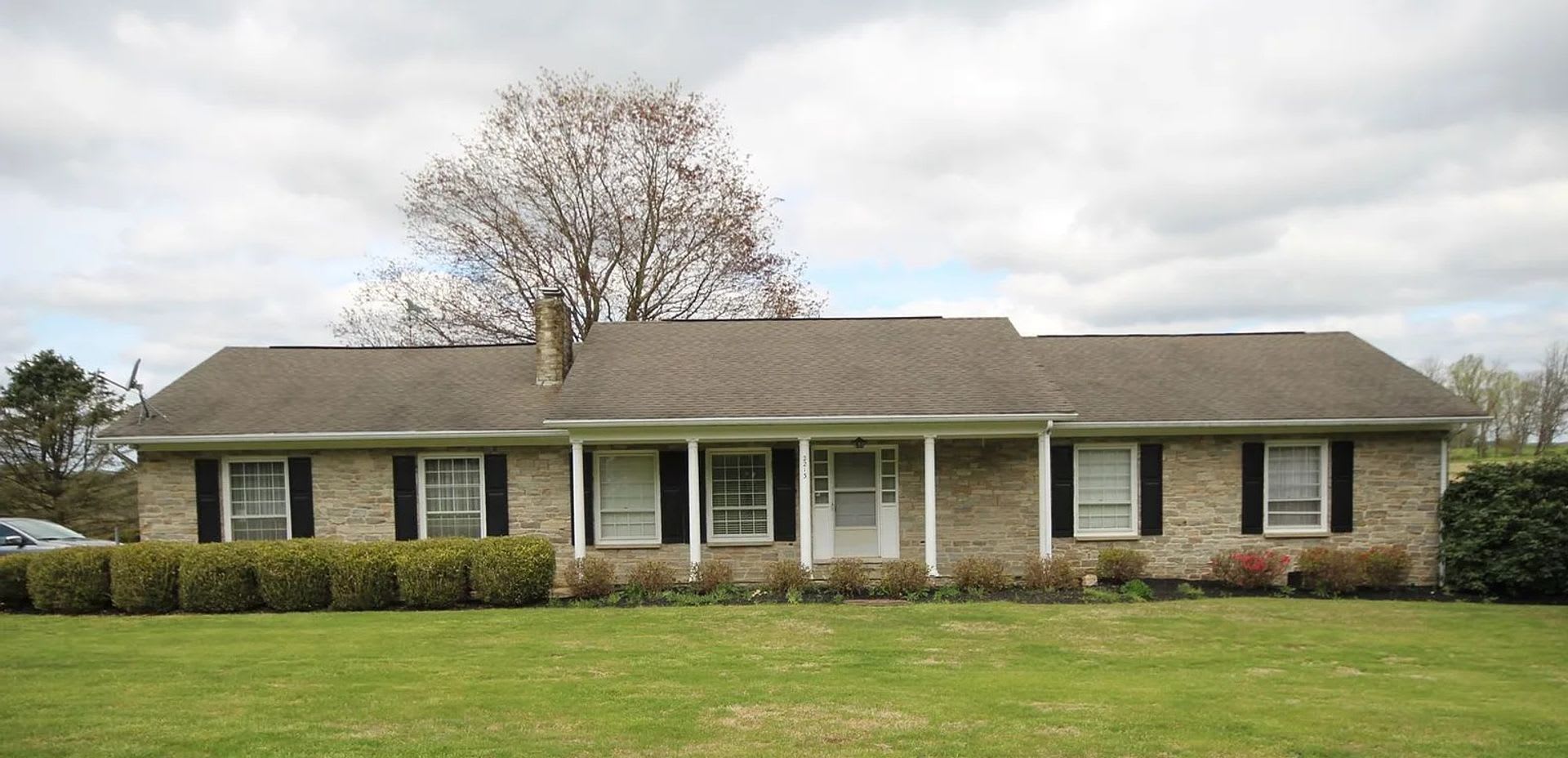 Charming 3-Bedroom Home with Country Feel & Spacious Yard – photo 1