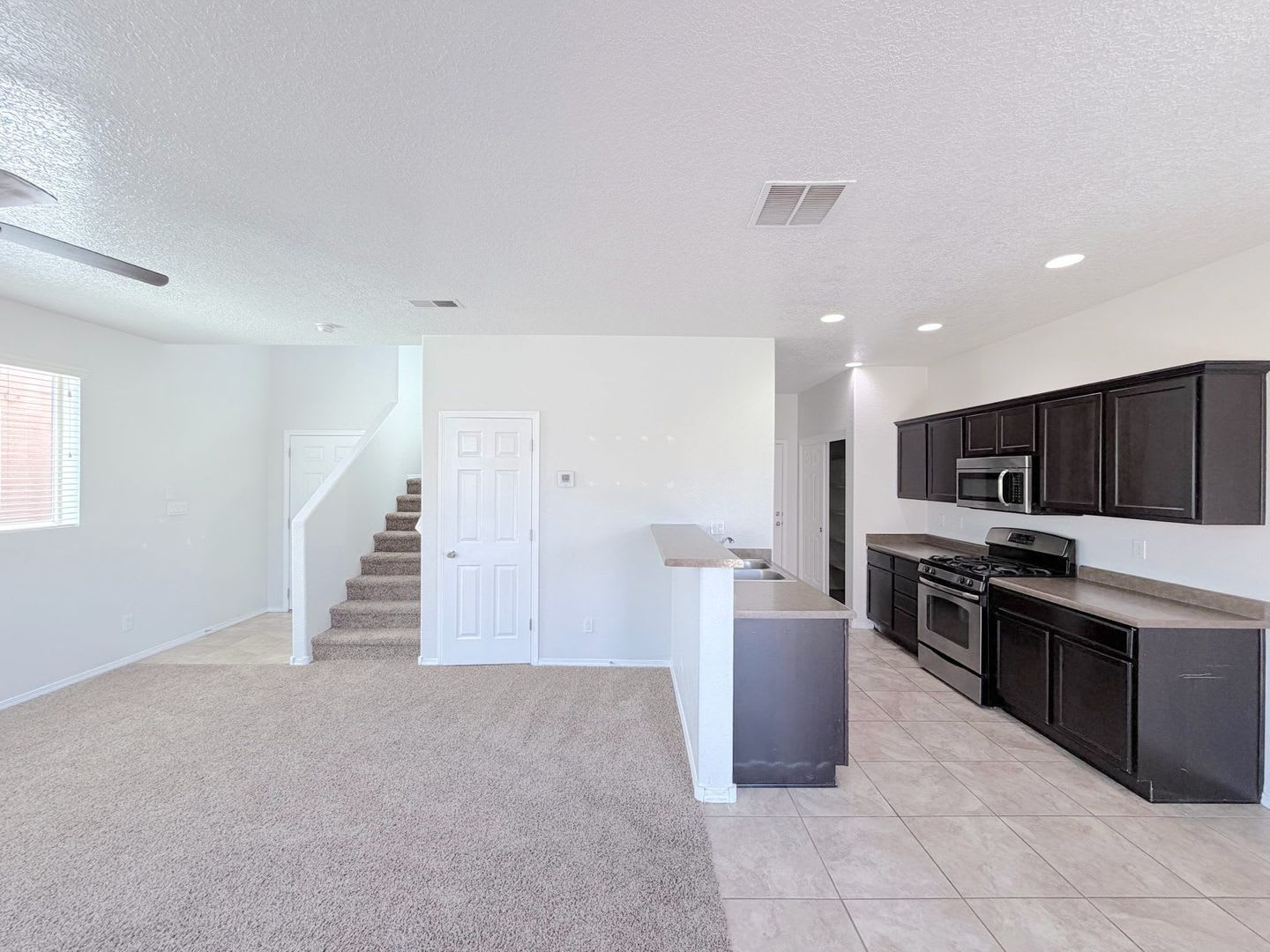 Beautiful 3 Bedroom Home In Montecito Estates Area On Albuquerque S Westside Refrigerated Air Open Layout – photo 4