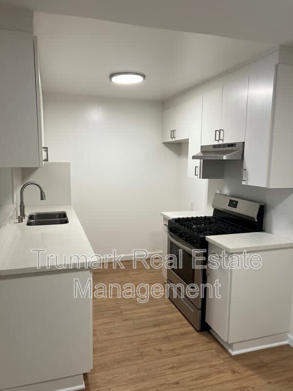 2713 Montrose Ave – photo 3