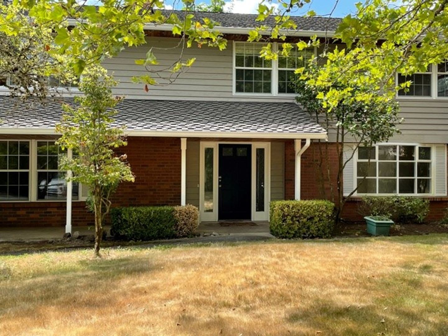 Large 4 Bedroom in Somerset Neighborhood – photo 1