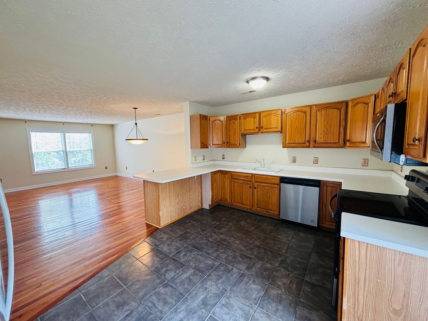 3 Bedroom 2.5 Half Bath Townhouse with 2 Car Garage – photo 5