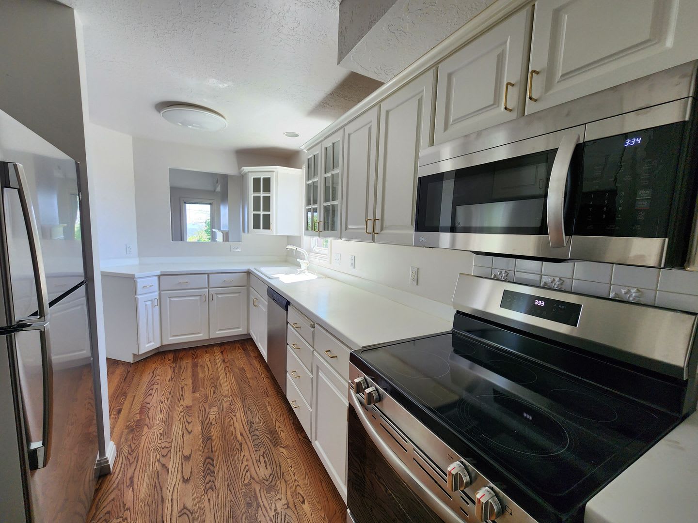 Aves Stunning 2 bd 2 bath Condo! Vaulted Ceilings! Garage! – photo 2