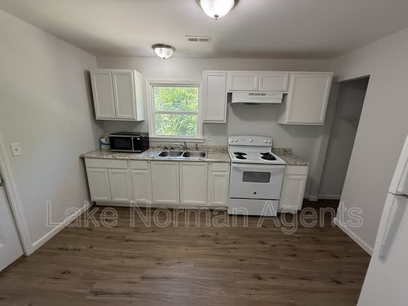 2320 Shade Tree St – photo 3