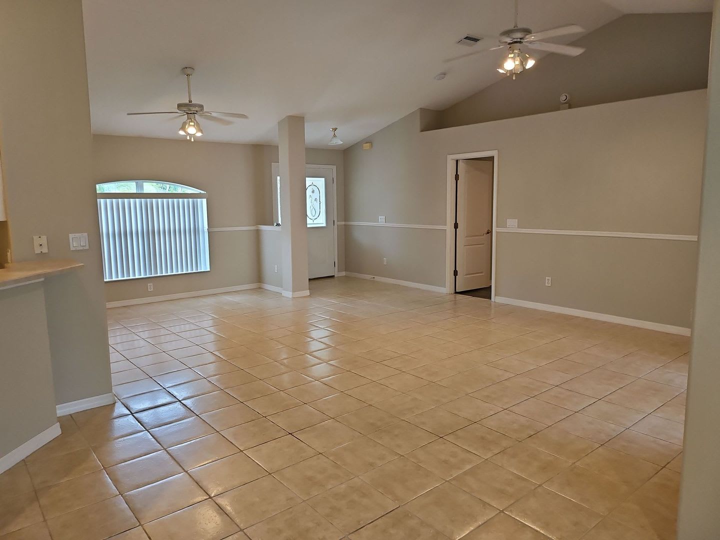 Beautiful 3-Bedroom, 2 bath Home with Screened Porch – photo 3