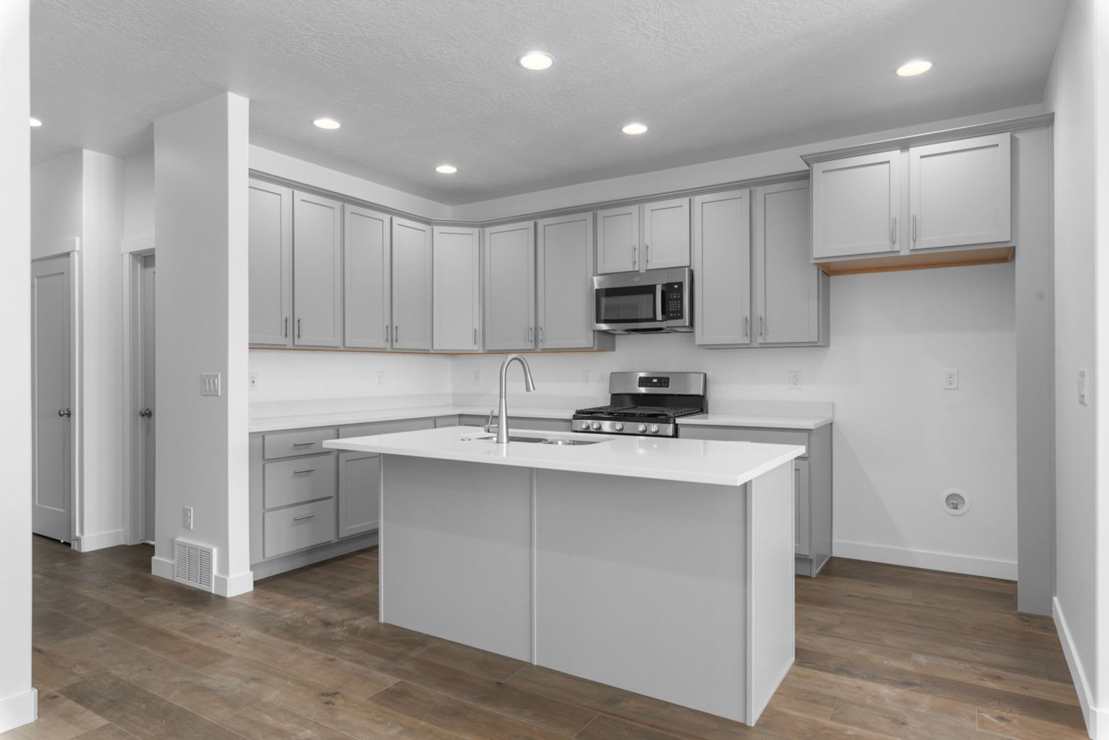1 MONTH FREE RENT- 3 Bed 2.5 Bath South Jordan Townhome Available Now! – photo 2