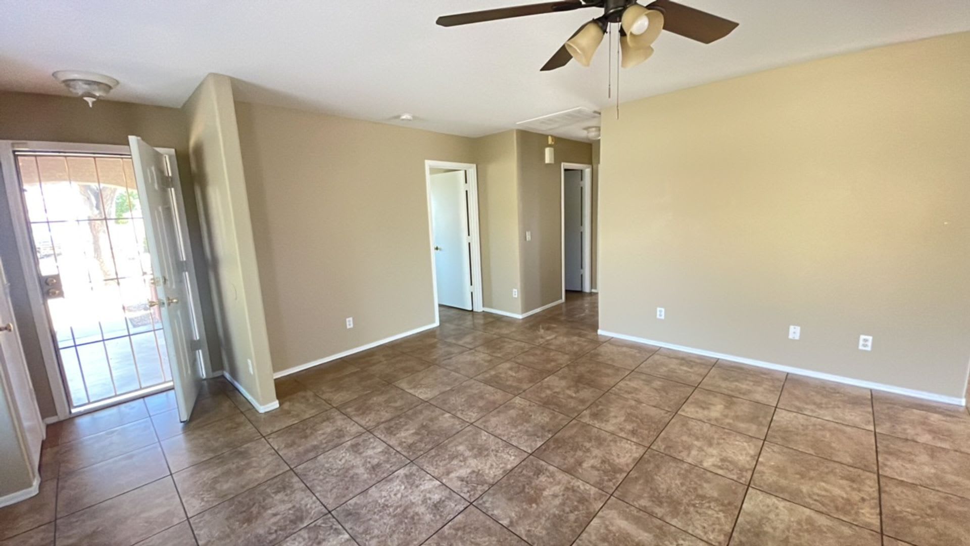 Well maintained 3 bedroom in Glendale! – photo 3