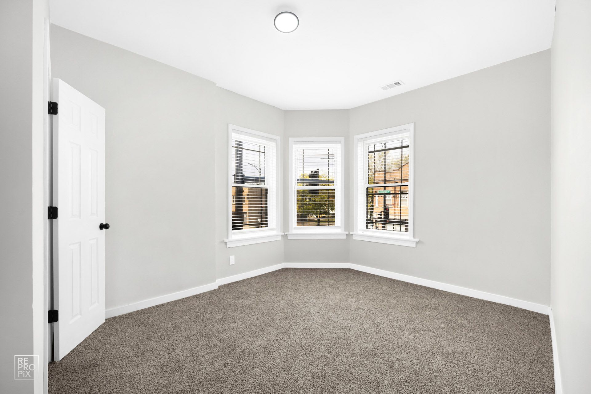 5749 W Chicago – photo 2