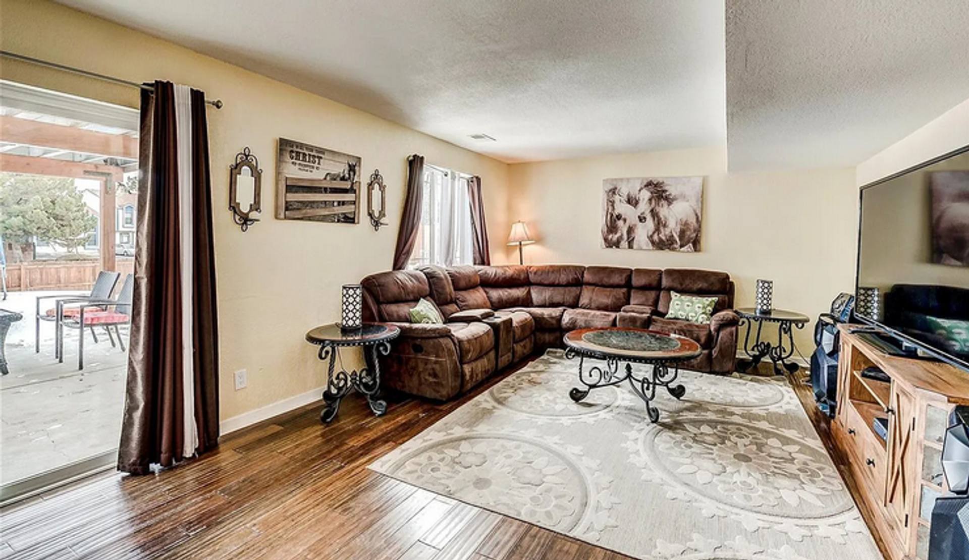 Huge room in a large shared home, private bathroom, great neighborhood, friendly roommates! – photo 2