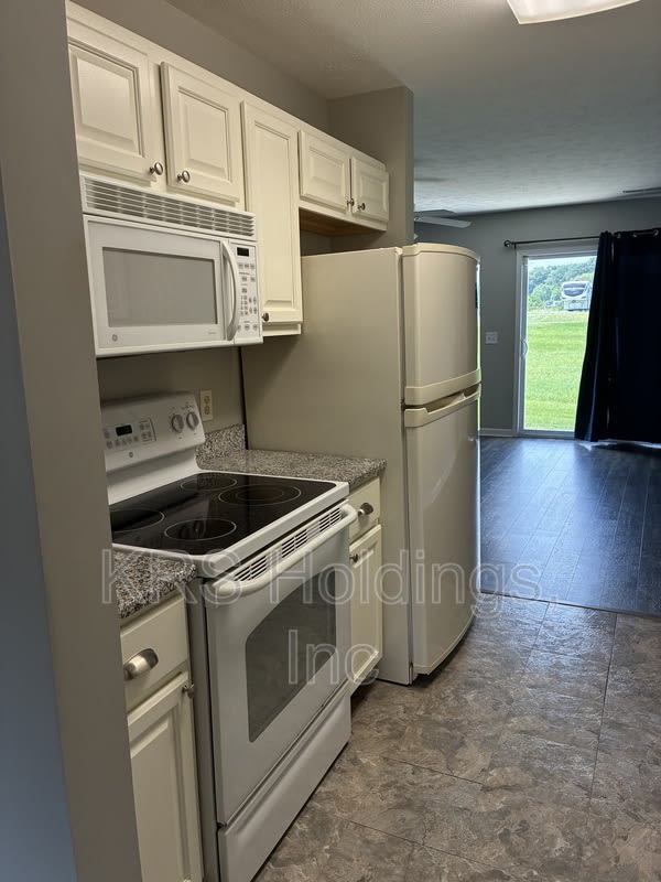 303 Joyce Dr – photo 3