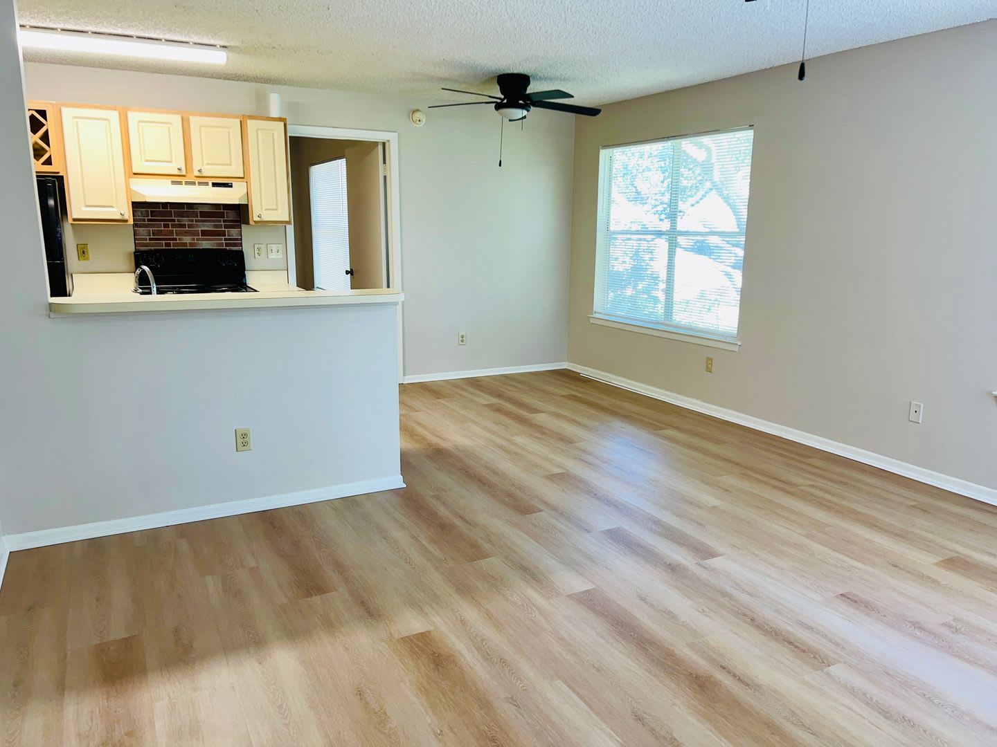 Move In Now New Laminate Plank Flooring Fresh Paint Spacious 2Nd Floor 2Bd 2Ba Condo In Gated Community Large Screened In Balcony – photo 2