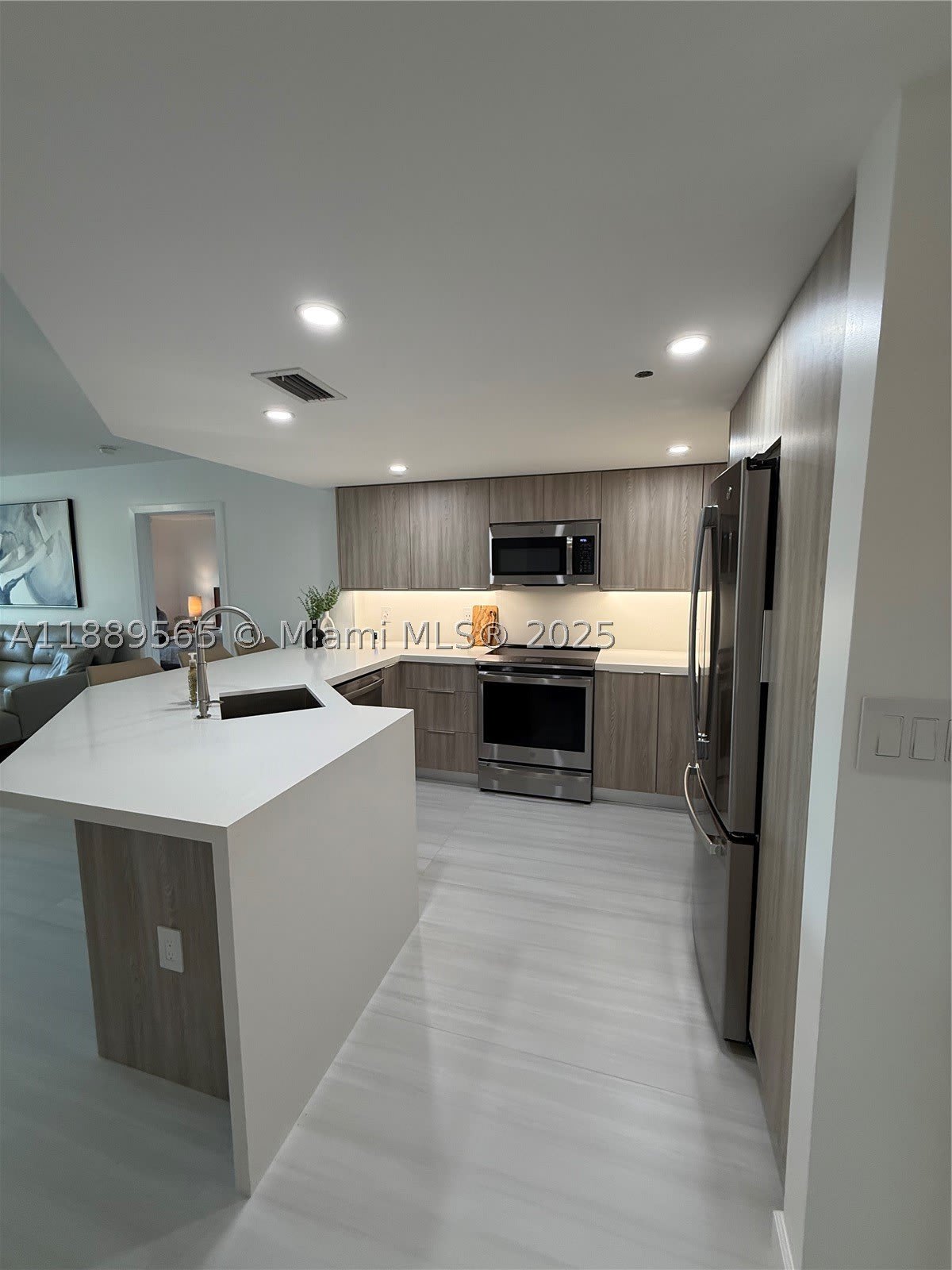 201 Golden Isles Dr – photo 2