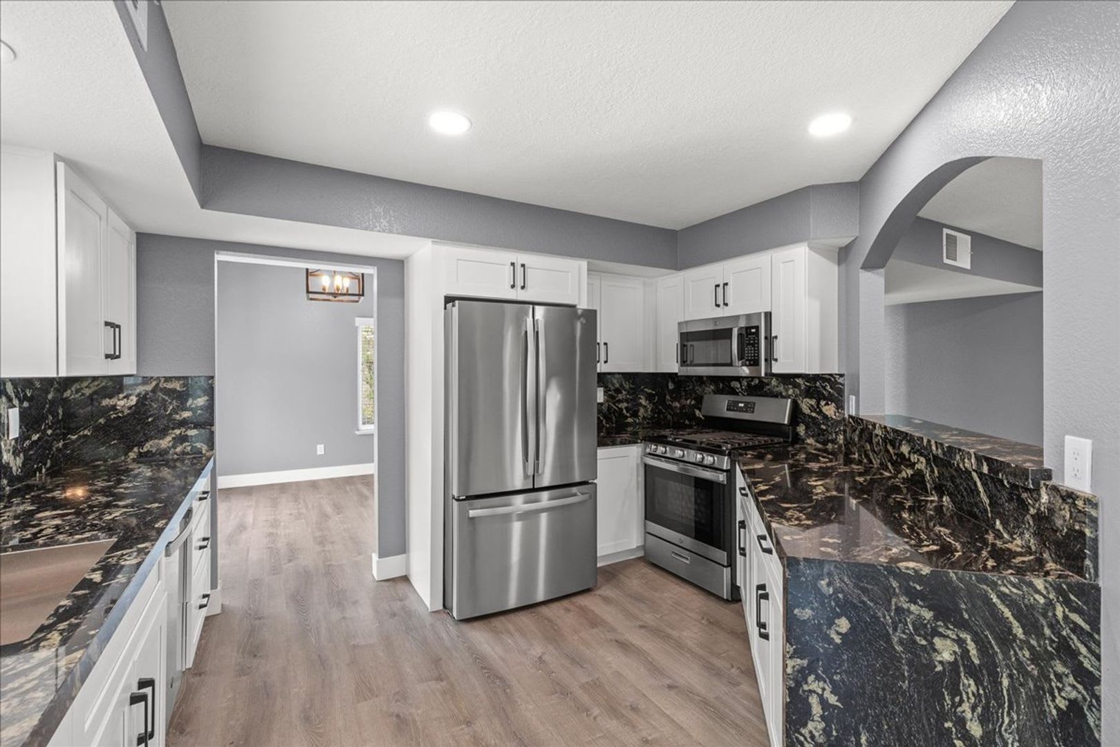 Renovated 4Bd Contemporary Home Huge Backyard – photo 5