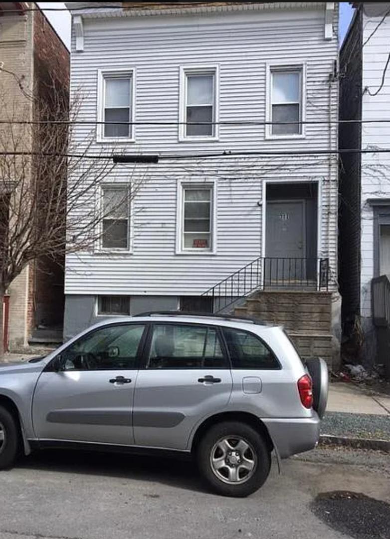 Affordable 3 bedroom, 1 bathroom, 1st floor – photo 1