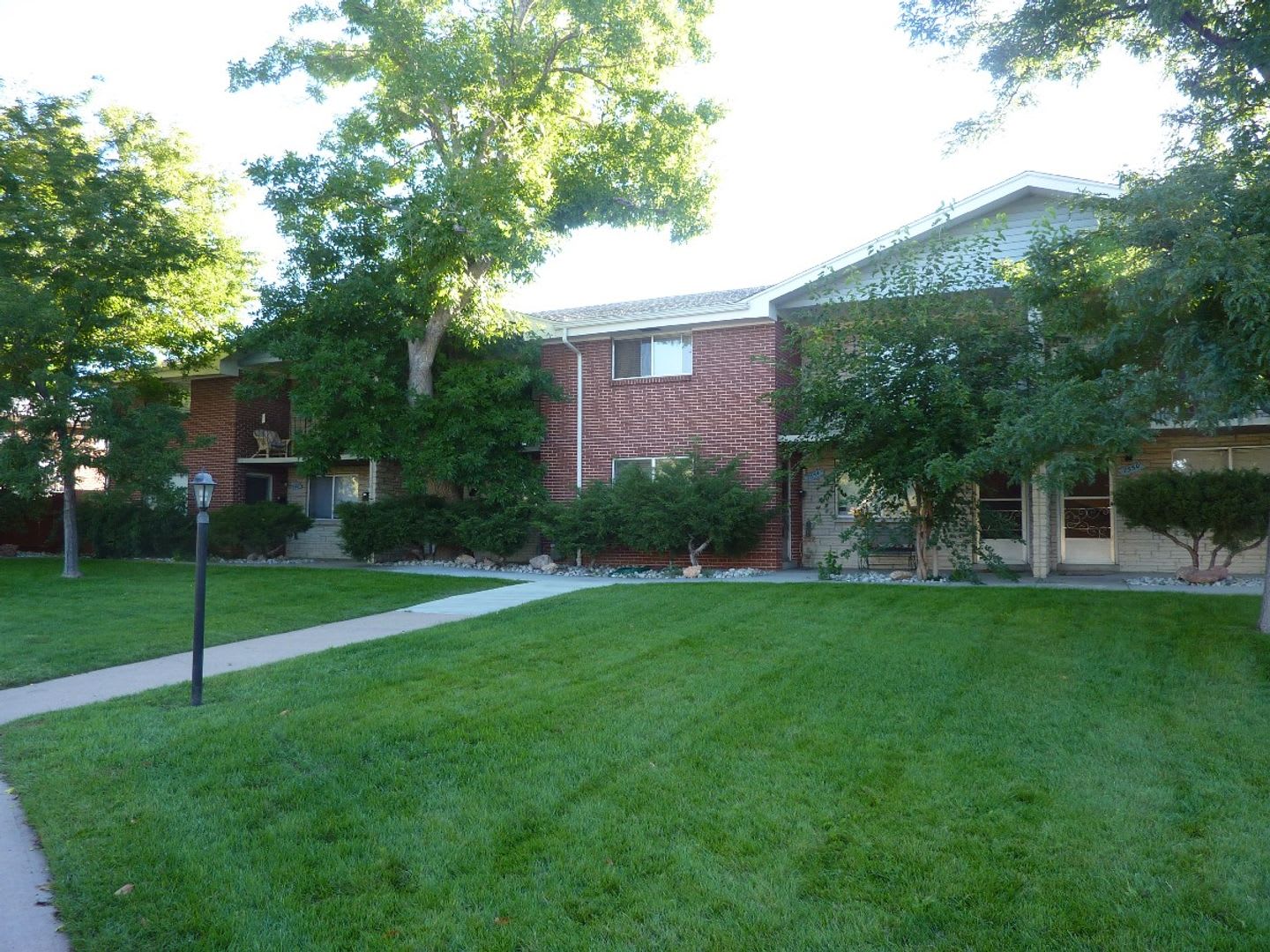 2 bed/1.5 bath town home with covered parking – photo 1