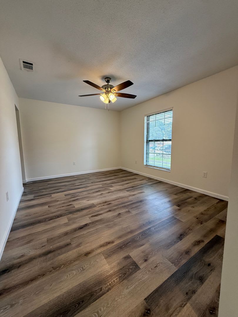 New Listing! – photo 5
