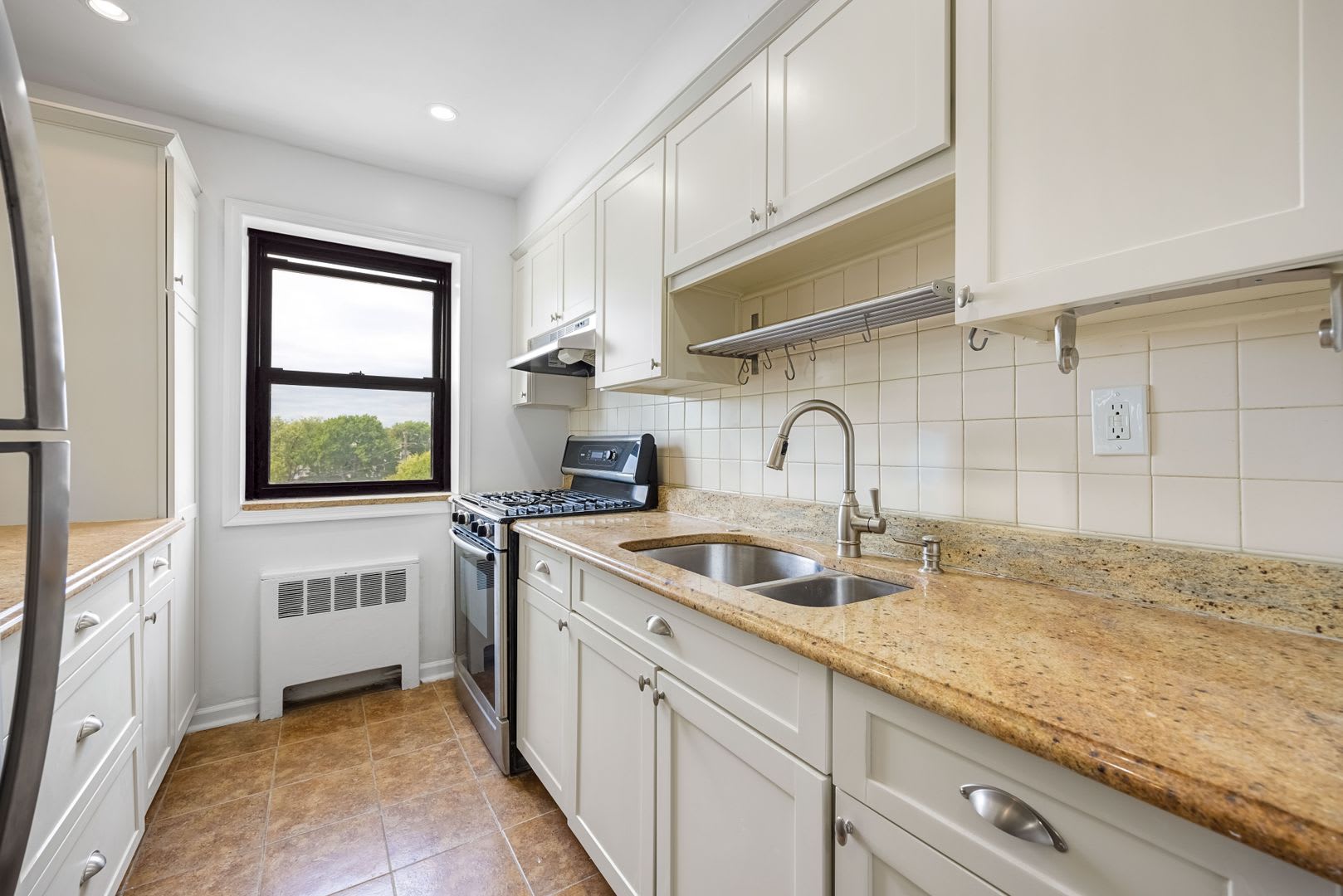 2335 Hudson Terrace – photo 5