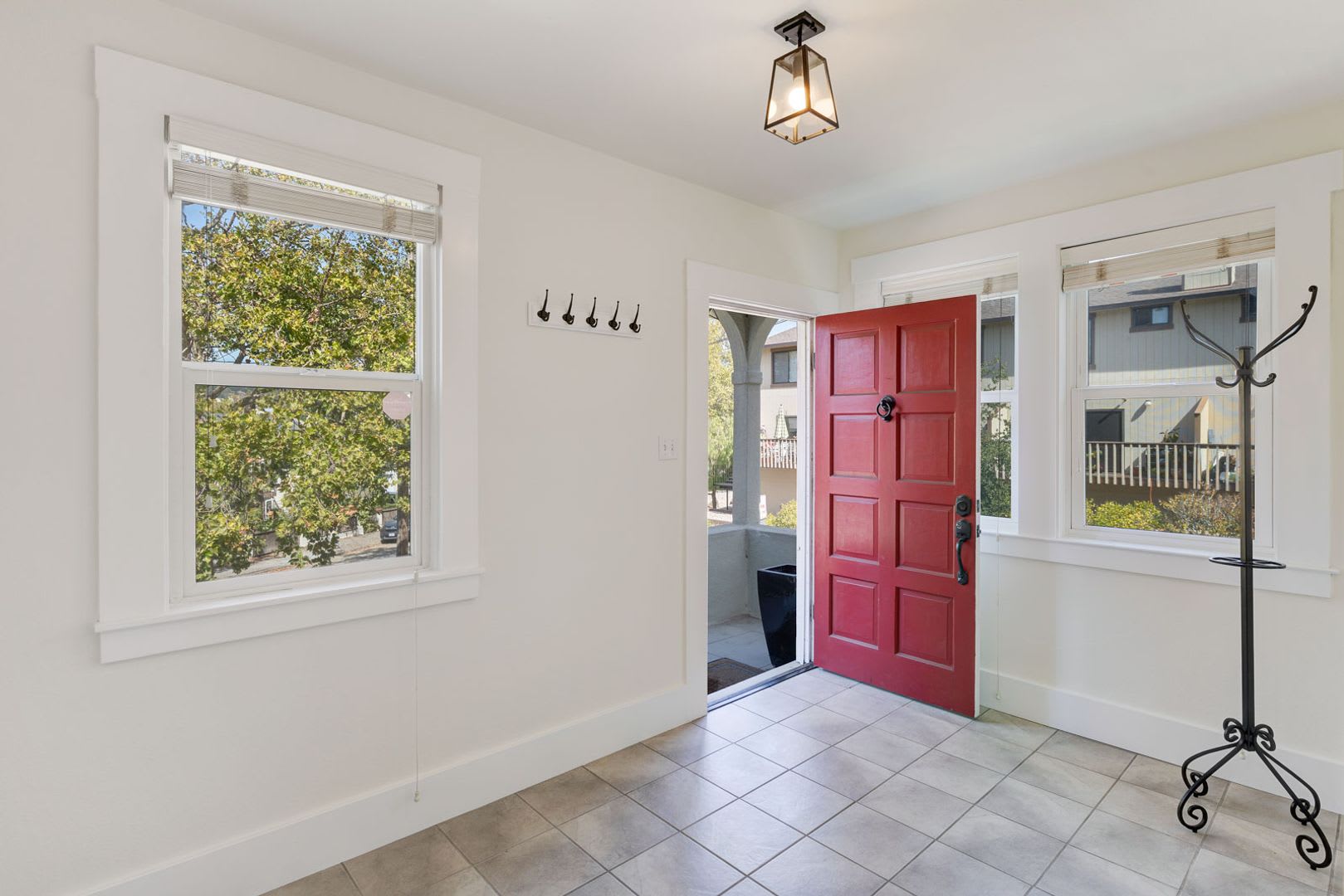 THREE BEDROOM / TWO BATH HOME IN NICE NEIGHBORHOOD CLOSE TO ALBERT PARK AND DOWNTOWN – photo 2