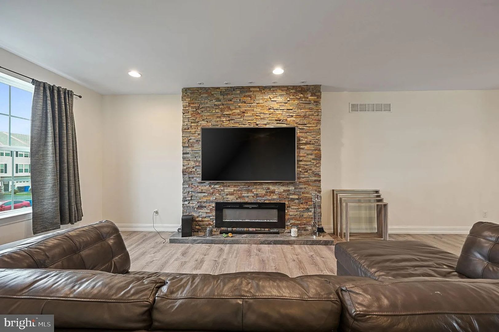 Spacious 3Br 3 5 Bath Townhome Pet Friendly Finished Basement With Full Bathroom Spacious Kitchen Stone Fireplace And 2 Decks – photo 2