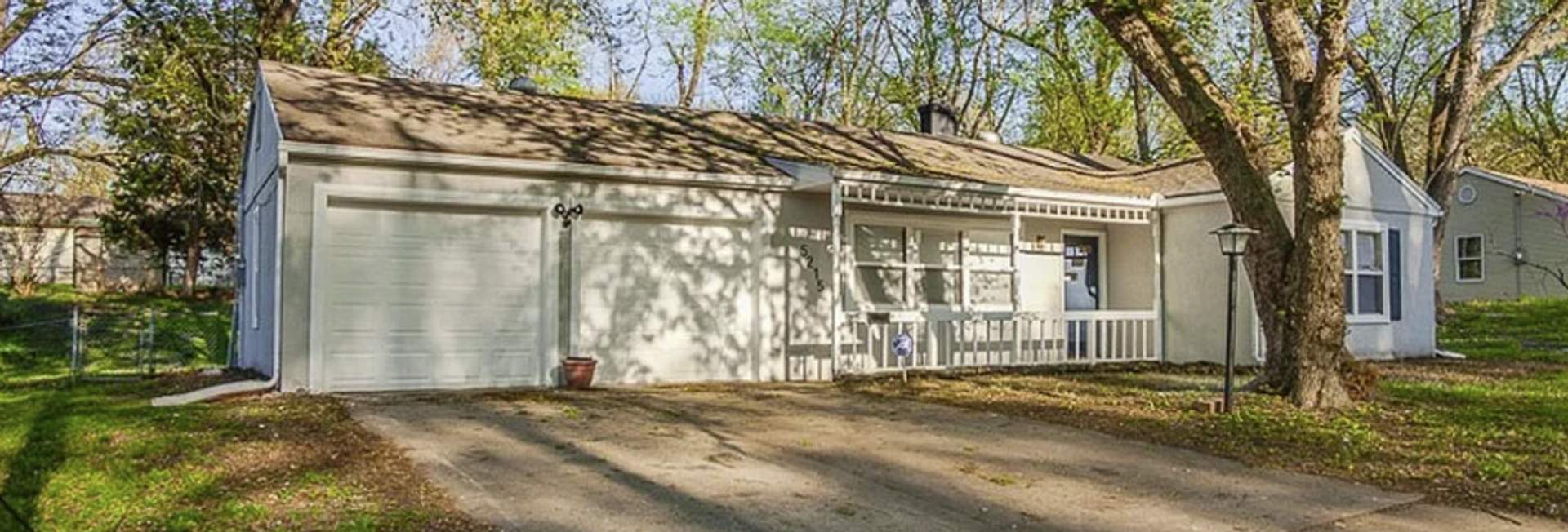 Charming 3 Bed / 1 Bath Home with 2-Car Garage & Large Yard in Raytown! – photo 1