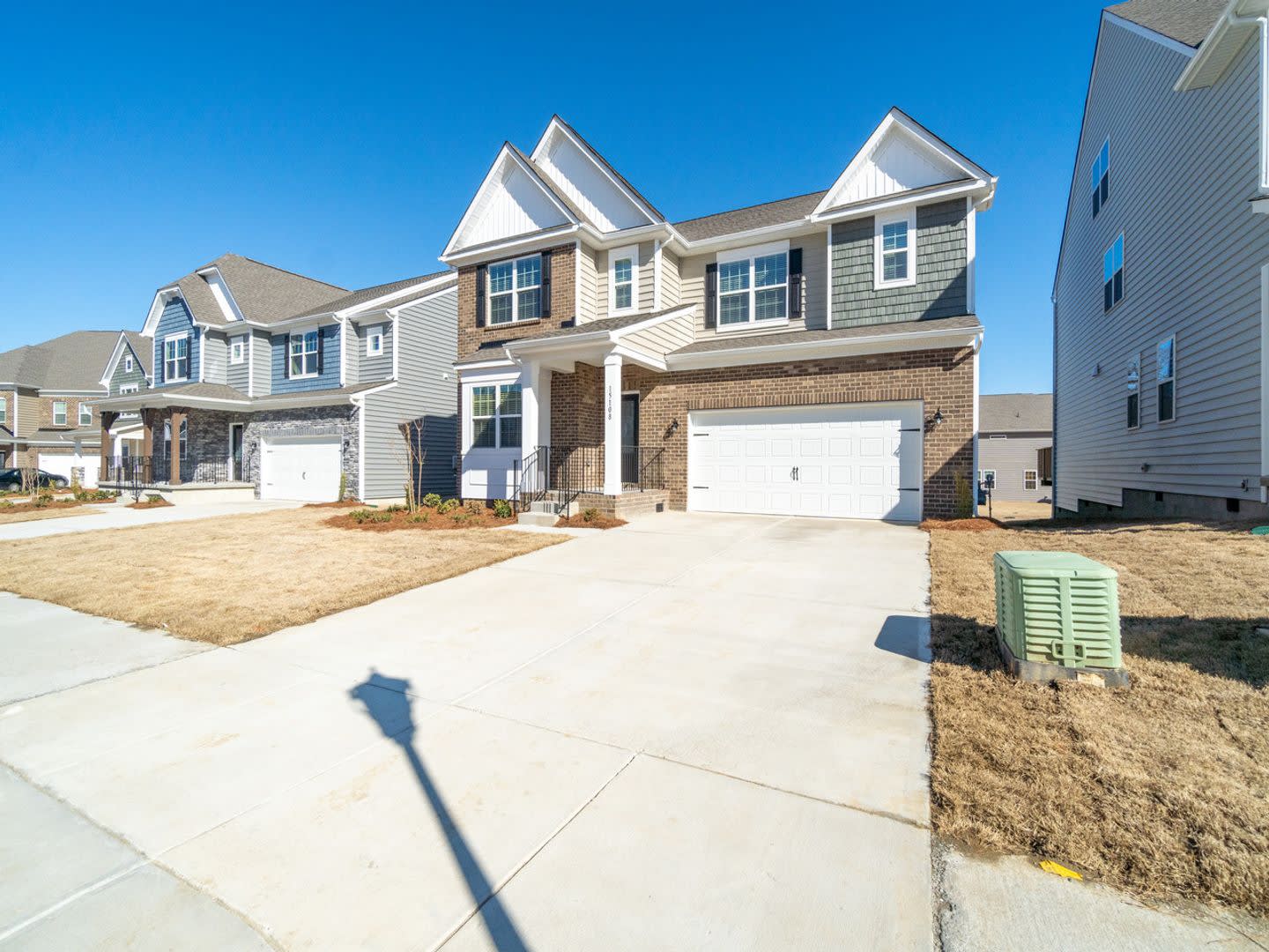 Beautiful Almost New Home with 5 Bedroom & 4.5 Baths – photo 3
