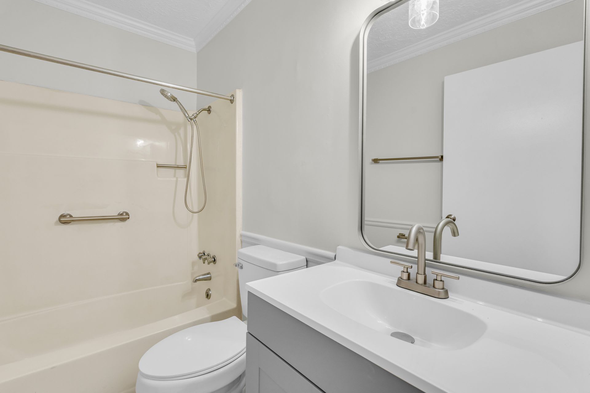 Charming 2 Bedroom Apartment With Modern Amenities Only 3 Miles From Campus – photo 4