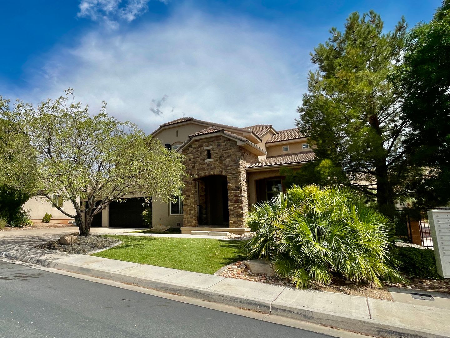 Beautiful Five Bedroom with Office in Desert Hills – photo 2