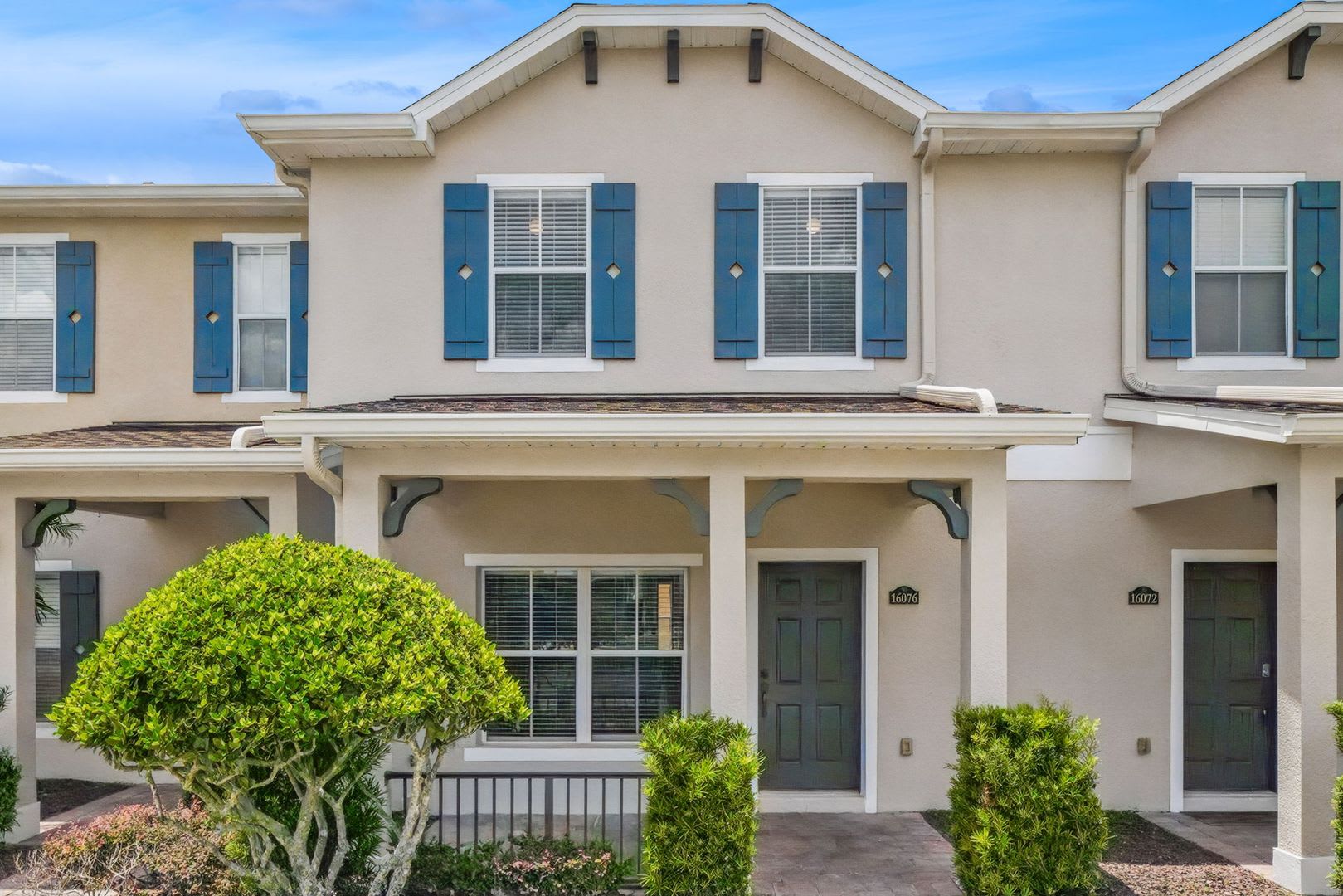 Charming Avalon Park 3/2.5 Townhome with 2-Car Garage! – photo 1
