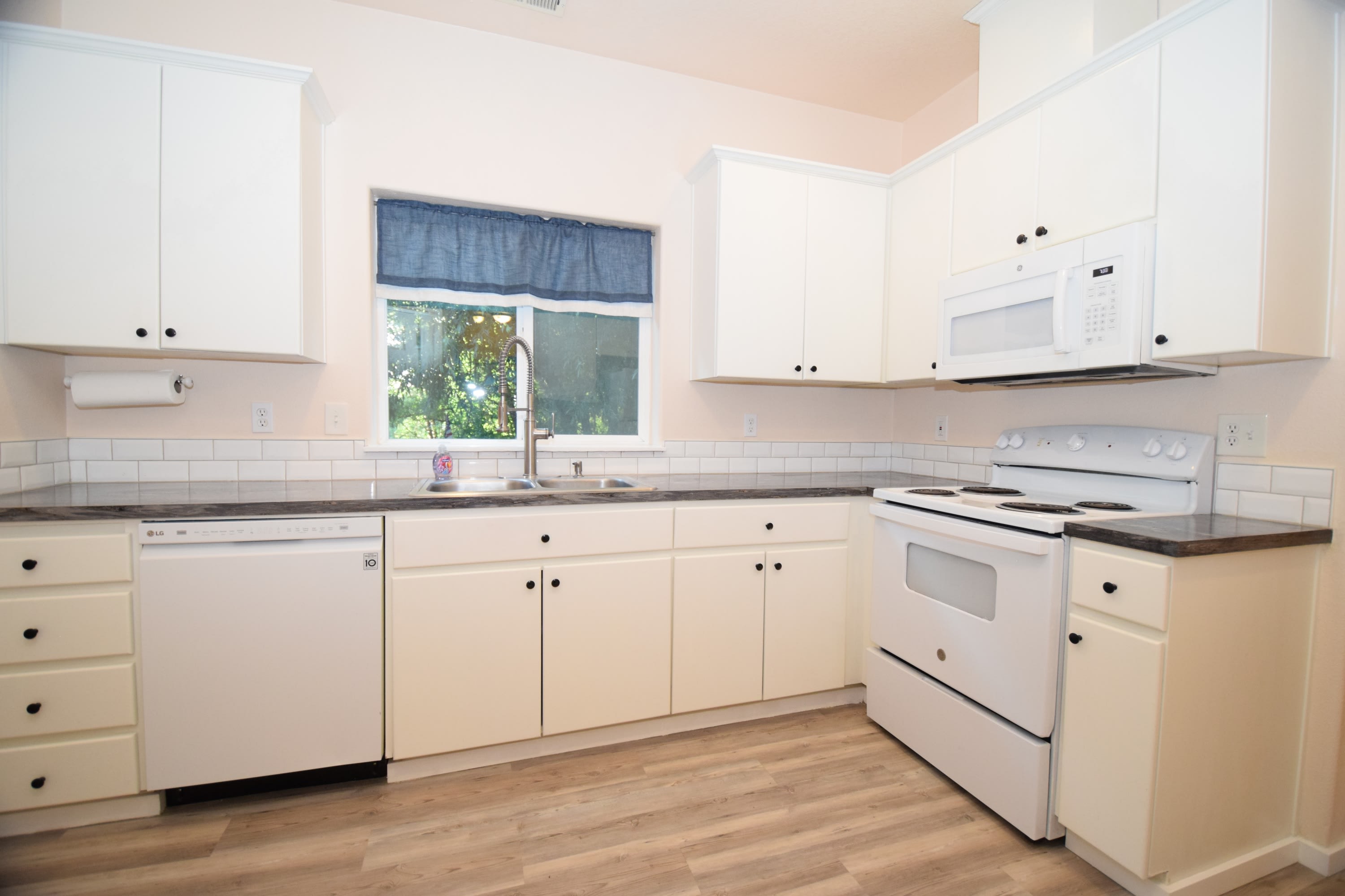 18528 SW McClarey Drive – photo 3
