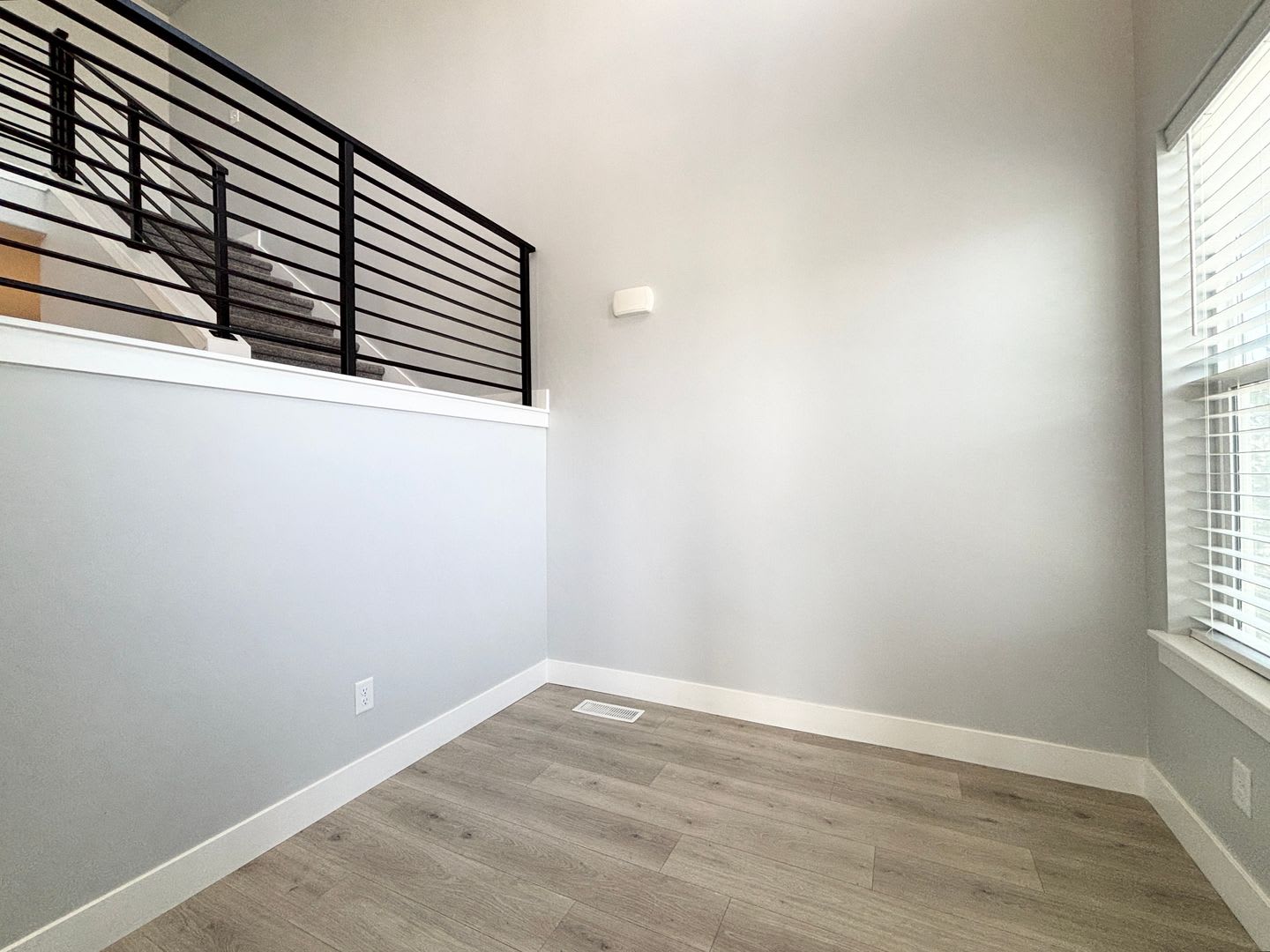 Gorgeous Poolside Corner Townhome at Mountain Ridge! – photo 3