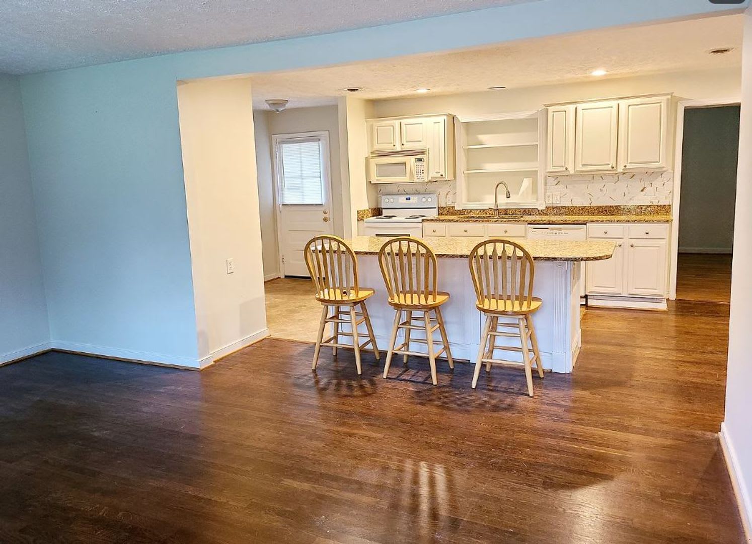 DARLING 3 BEDROOM RANCHER IN SANDSTON! – photo 2