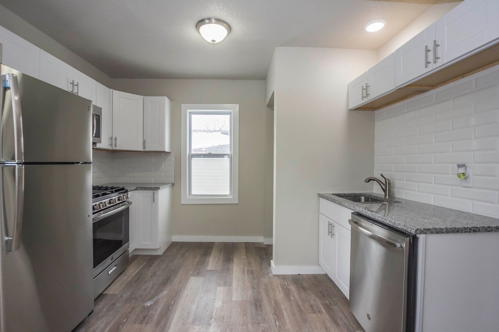Charming 3 Bedroom 1 Bath Home – photo 2