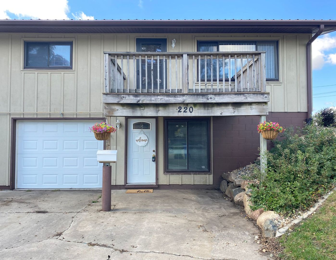 Updated 2 bed duplex with attached garage! – photo 3