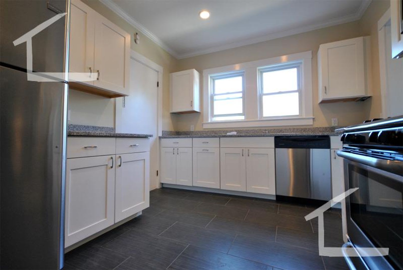 Large 4 Bed In Oak Square – photo 2