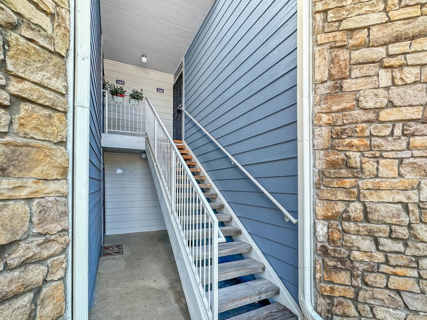 Charming 2-Bedroom Condo in Prime Location – photo 2