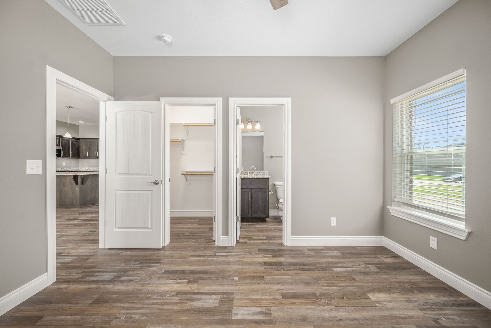 New Neosho Unit now available for lease! $1,400 Rent/$1,400 Deposit – photo 5