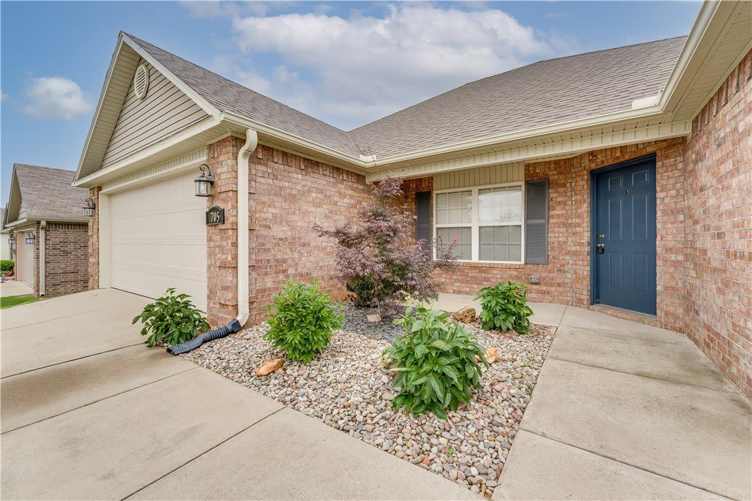 705 Sw River Rock Street – photo 3
