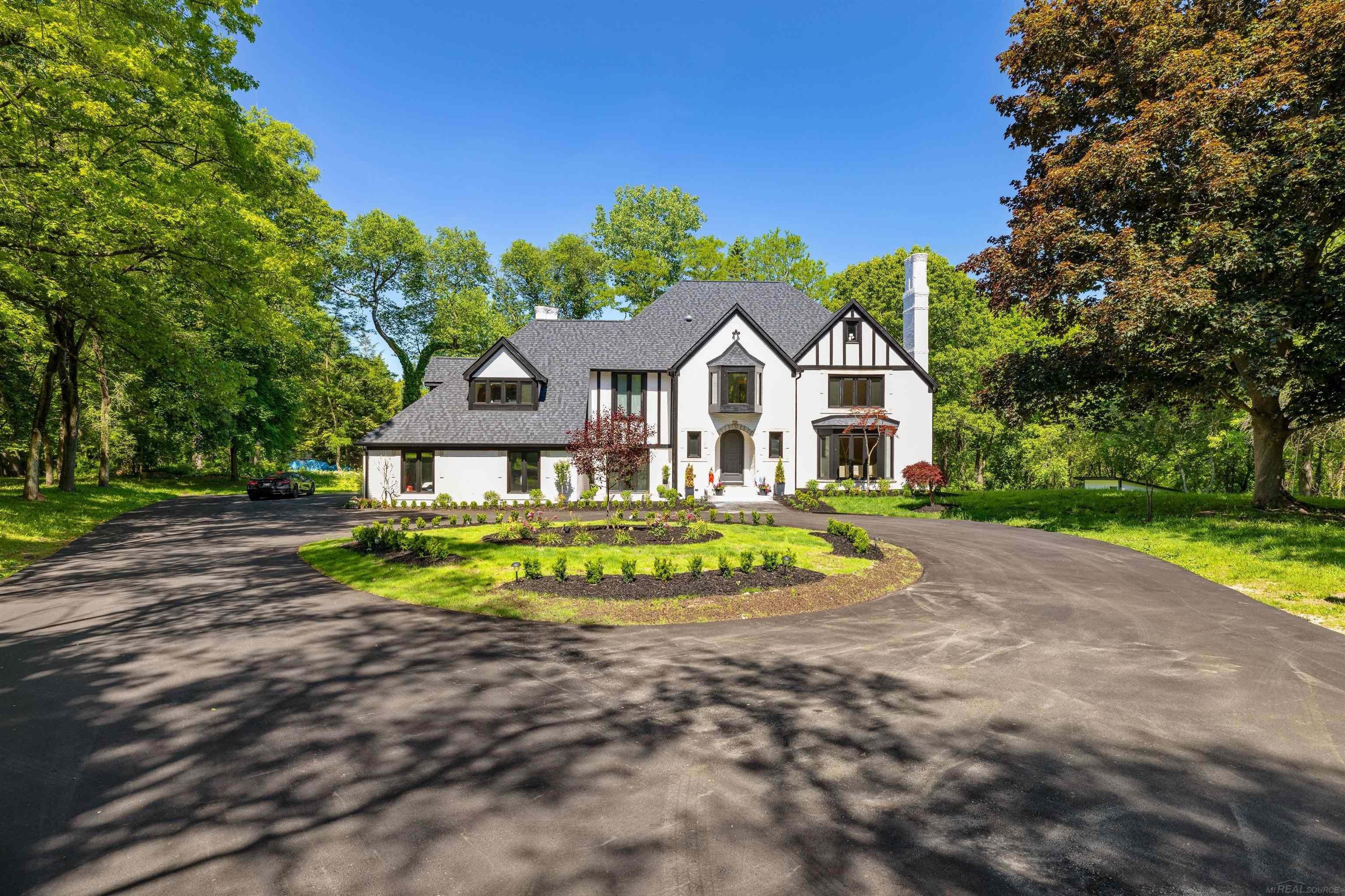300 Camelot Way – photo 1