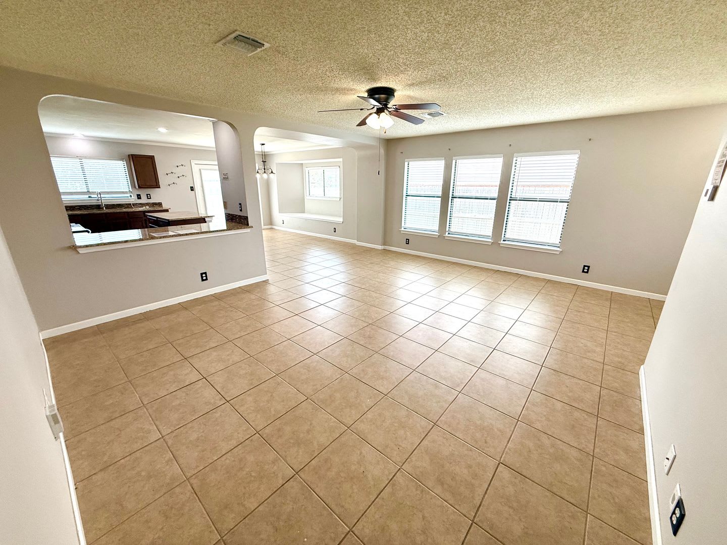 *MOVE IN SPECIAL* Beautiful 3 Bedroom Home with Granite Countertops & Large Backyard – photo 3