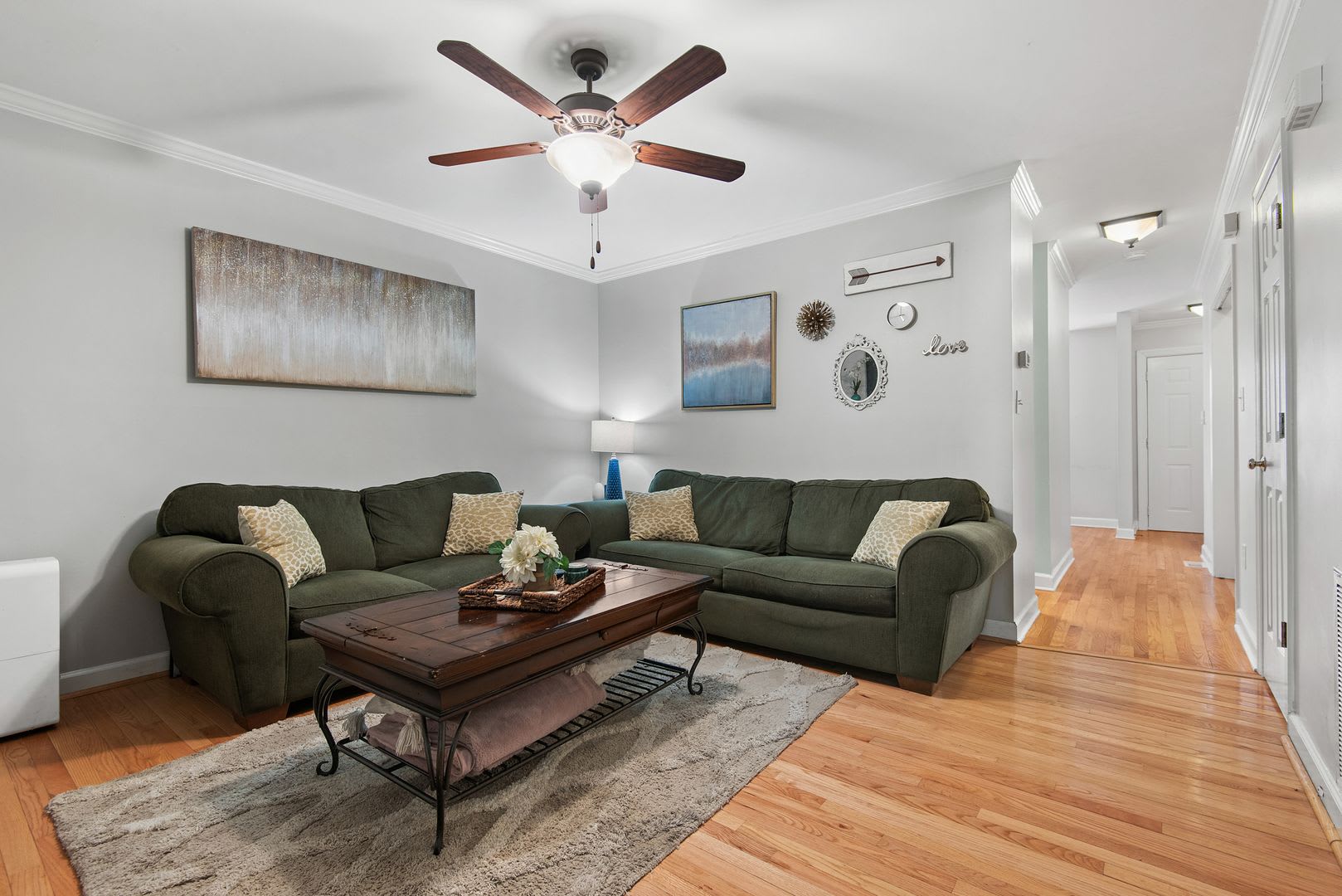 Charming 2-bedroom, 2.5-bathroom Townhouse Located in the Heart of Raleigh, NC – photo 4