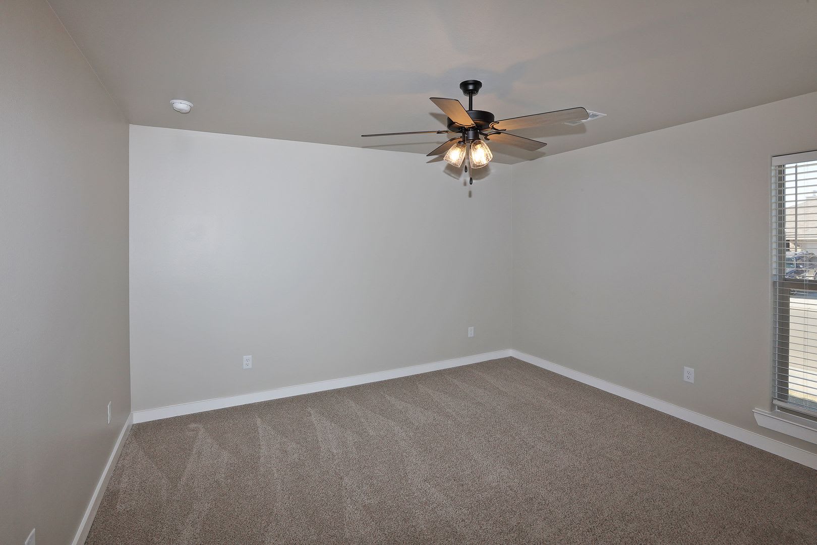 1841 Montaluse – photo 2