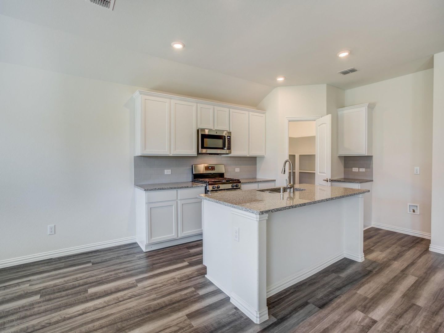 Beautiful 1.5-Story Home in Avery Pointe, Anna – photo 4